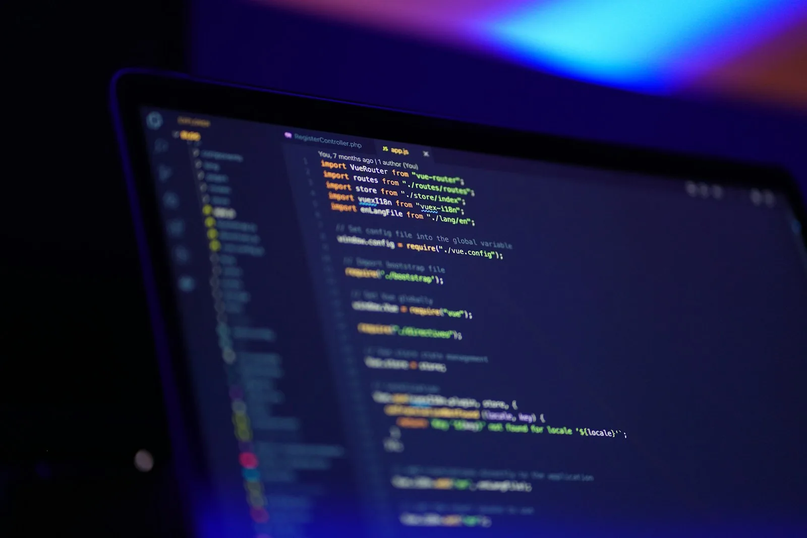 primo piano di un editor di codice con markup e struttura dati su schermo