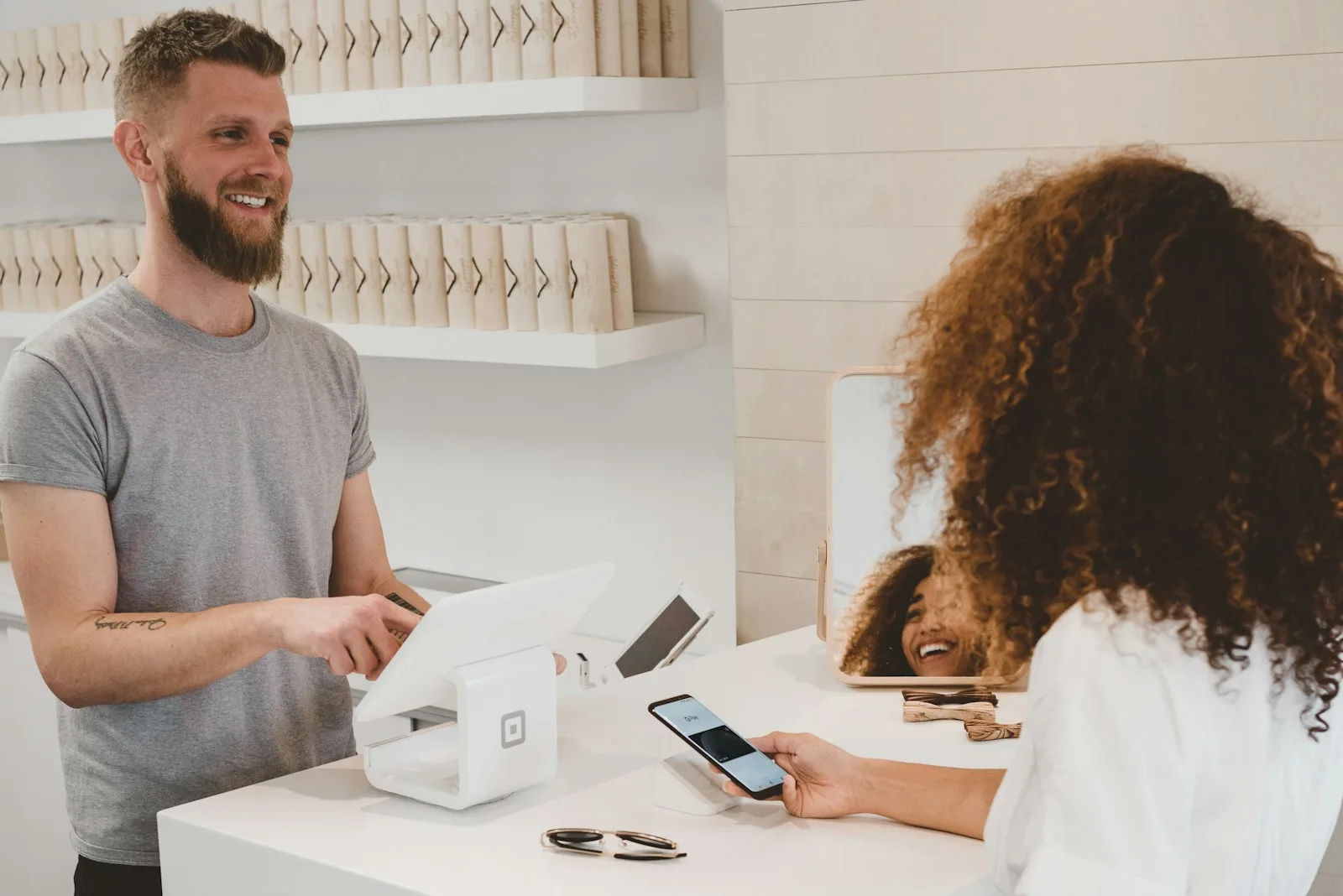 Cliente che usa un chatbot AI per e-commerce su smartphone durante lo shopping online