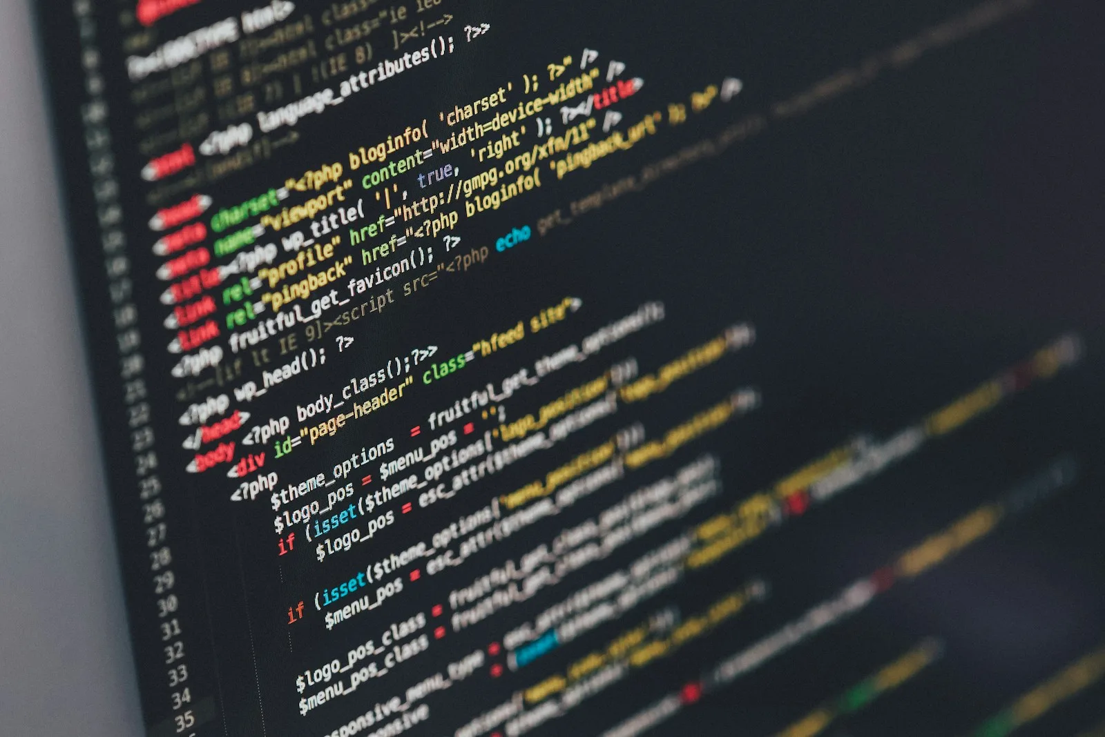 Editor di codice con markup di dati strutturati schema.org su schermo