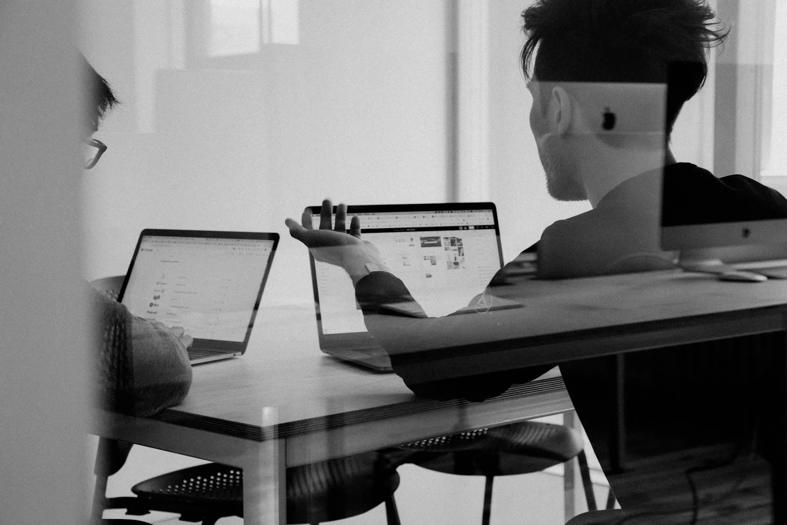 Dashboard con le statistiche di Google Business Profile consultata su due schermi