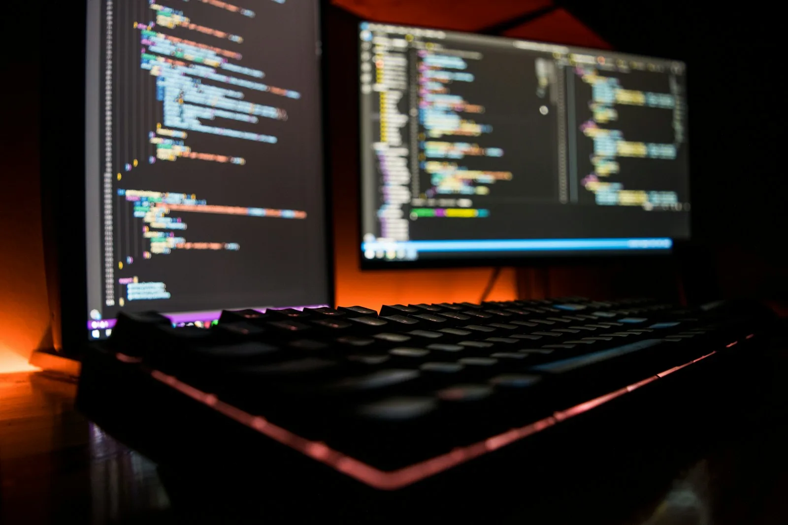 Scrivania con laptop che mostra una mappa e i risultati di ricerca locali, accanto a un taccuino con appunti