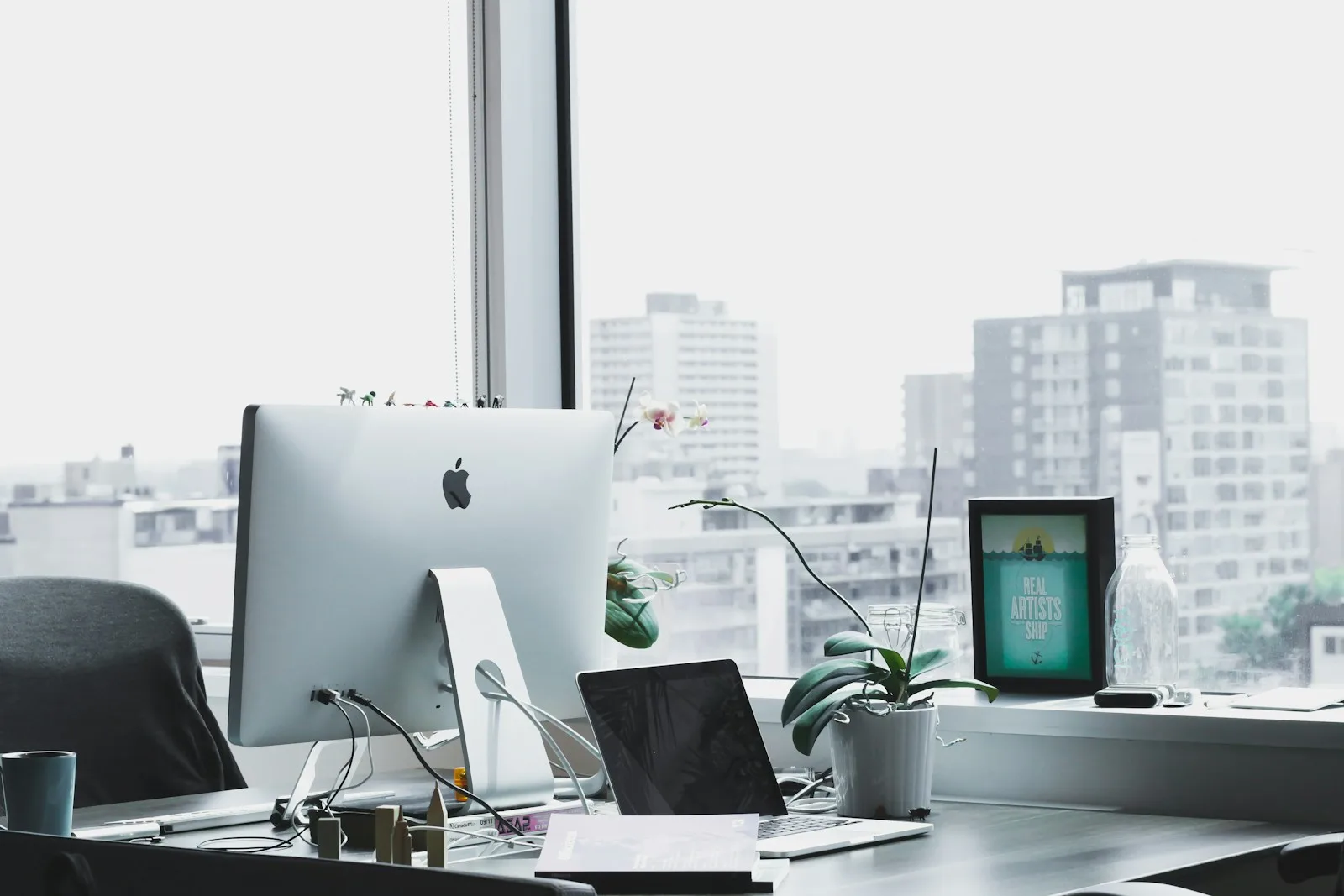 Smartphone con scheda Google Business Profile e recensioni di un'attività locale aperto su un tavolo da lavoro