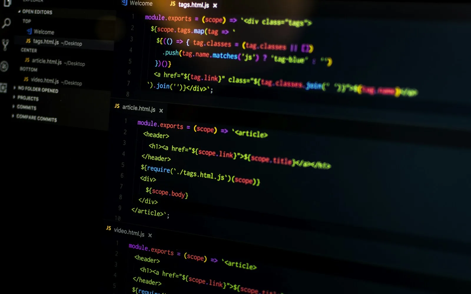 Editor di codice con tag HTML e struttura del markup su schermo