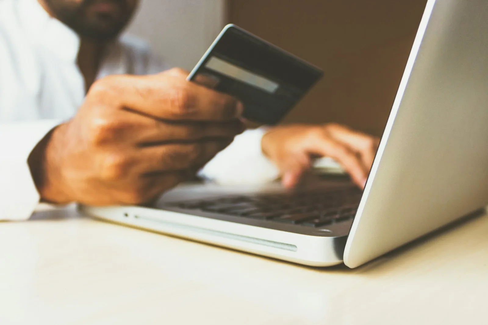checkout e-commerce con pagamento con carta di credito su WooCommerce e Shopify
