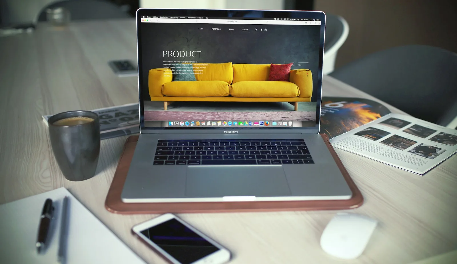 Anteprima di un sito web WordPress su laptop, homepage con prodotto in evidenza